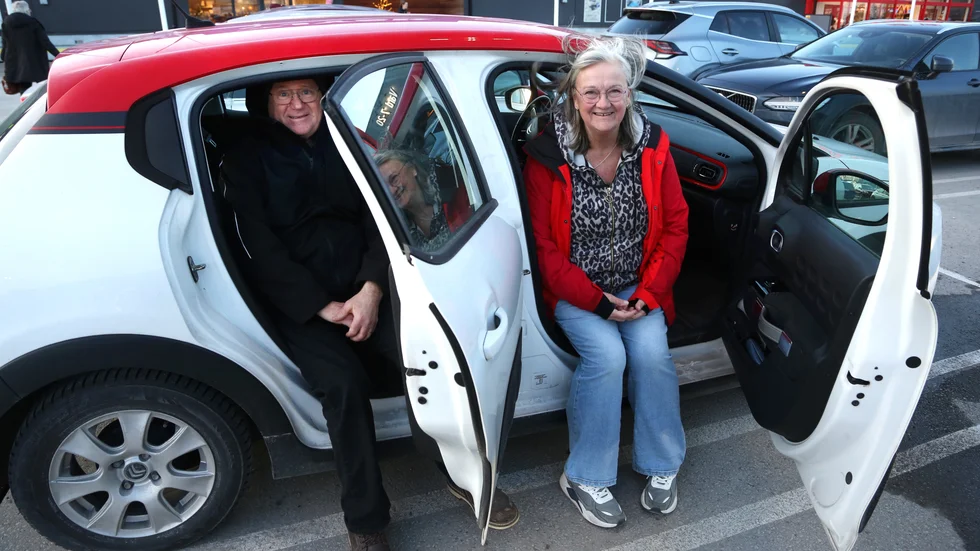 Barnbarnen kallar den ”Tårtbiten” och Ulla Ronström Lundgren berättar att hon är lika kär i den rödvita tvåfärgade bilen i dag, som när hon smög utanför bilfirman och passade på när maken Frank var på fastlandet. Han fick hämta den gamla utanför affären när han kom hem.