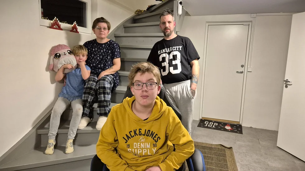Malin Didriksson och Steve Gustavsson med barnen Alice, 7 och Alexander, snart 13. Här, i källaren, startade branden i augusti 2023 när då elvaårige Alexander var ensam hemma. Han tog sig ut, ringde 112 och sedan mamma.