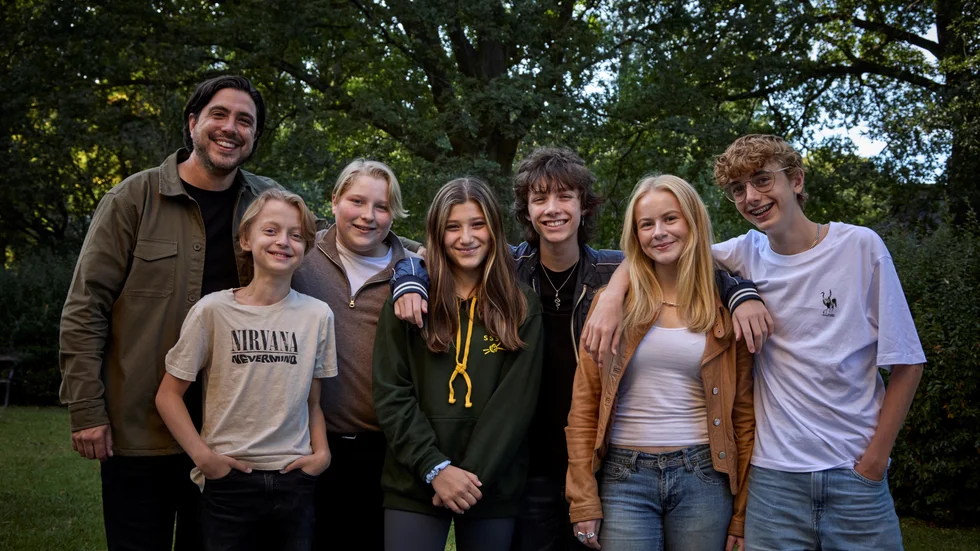 Här är nya Bert-gänget. Axel Adelöw till höger spelar huvudrollen och får känslor för Matilda Gross (näst längst till höger) karaktär Molly.