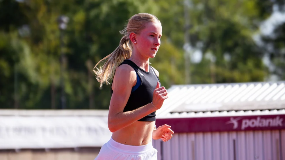 Tilde Adolfsson, löpare i Motala AIF, har en bra bansäsong bakom sig. Bland annat slog hon Lena Wahlqvists 41 år gamla klubbrekord på 1500 meter. Nu väntar terränglopp i höst.