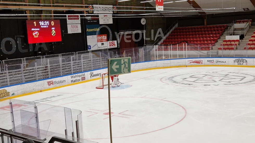 Jodå, man kan se Almtunas målvakt Edvin Olofsson, men det är lite problematiskt från vissa platser. Som synes.