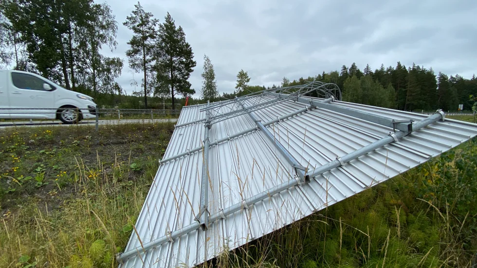 Den nedblåsta vägskylten låg i flera veckor intill väg 56 vid trafikplats Gröndal. Nu har den tagits bort.