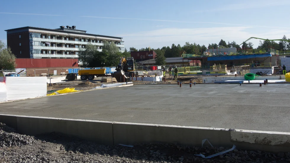 Pågående bygge av Hertsöskolan i Luleå. Enligt tidplanen ska den nya skolan ta emot elever från och med höstterminen 2026. Sporthallen blir klar ett år senare.