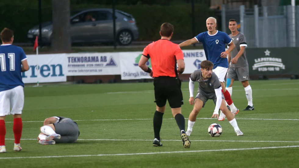 Casper Frisk lägger bollen till rätta för en frispark efter en duell på mittplanen. 