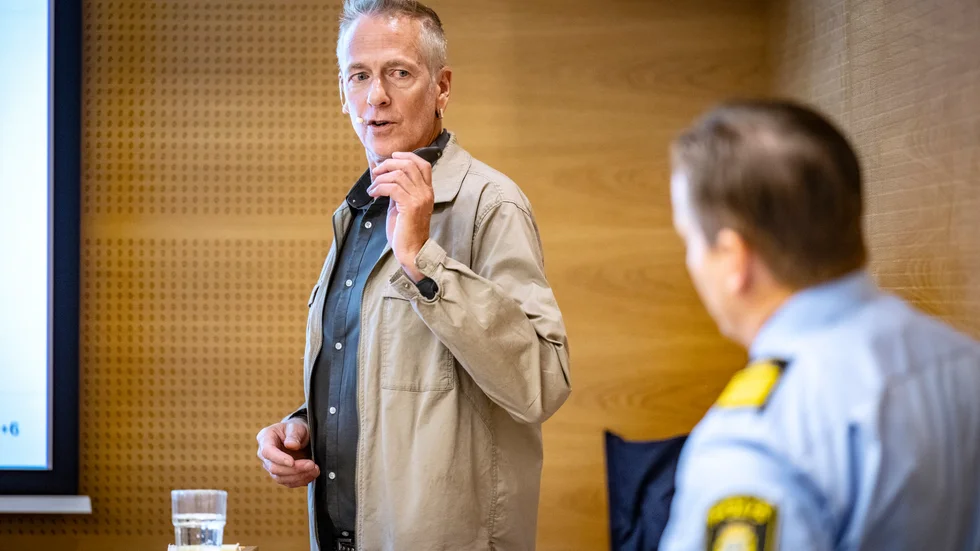 Kriminologen Anders Östlund och Fredrik Liljeroos, regional samordnare för särskilt utsatta brottsoffer, presenterar riskfaktorer som ökar risken för grovt våld i nära relationer.