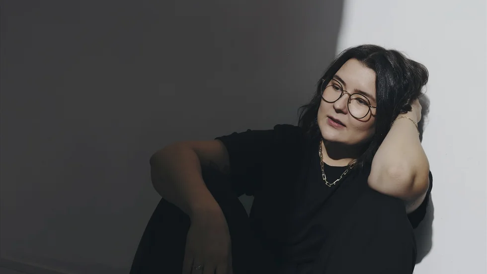 Ella-Maria Nutti från Gällivare, läser till psykolog i Umeå. Nu aktuell med sin andra roman "Till träden".