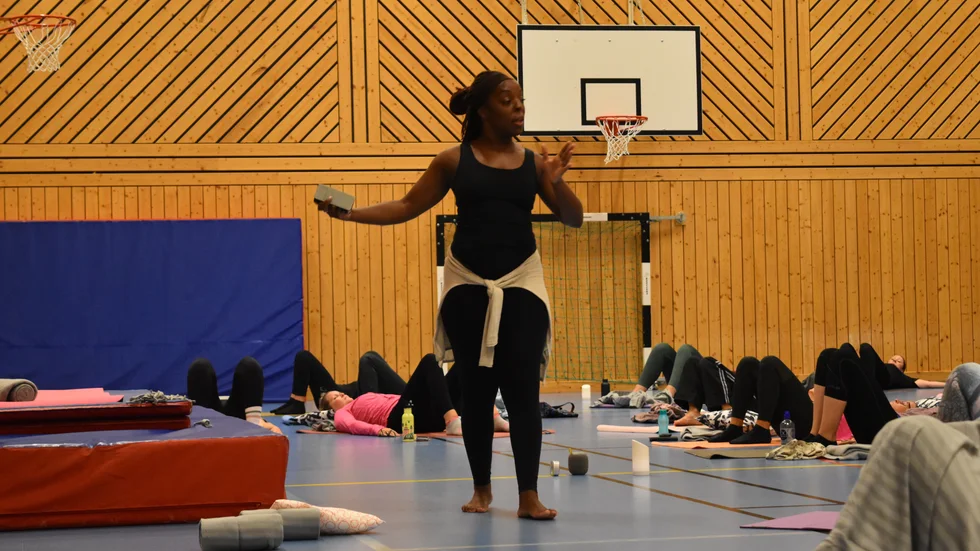 Christina Grimsell instruerar deltagarna. "Glöm inte att andas", påminner hon. 