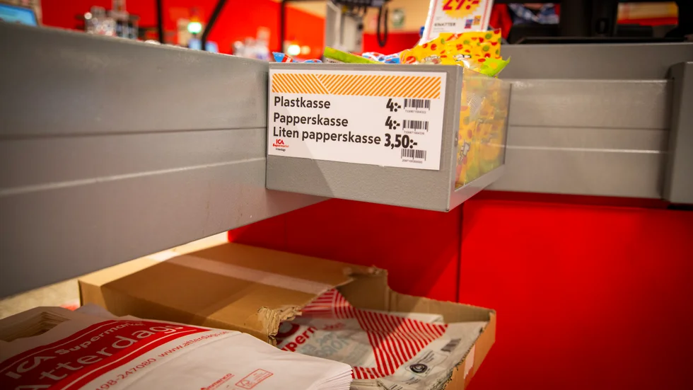 Den 1 november togs skatten på plastpåsar bort. I samband med det har de gotländska matvarubutikerna sänkt priset på bärkassar i plast, men det skiljer sig lite åt när det gäller hur mycket butikerna sänkt priserna. 