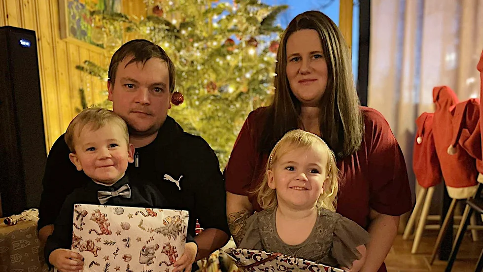 Tobias Åström med sambon Wictoria Tholén och barnen Leo och Ellen.