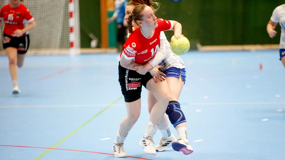Maja Eriksson åkte på en kraftig smäll mot huvudet och tvingdes utgå mot RP. 