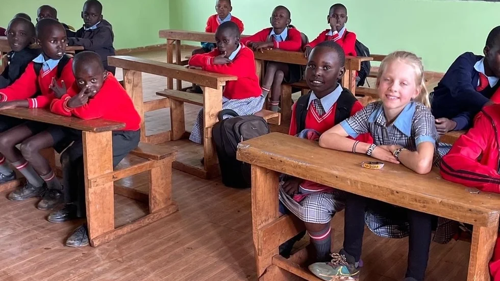 Skolbyggnaden och klassrummen är enkla och till lunch serveras bara ris och bönor. Men Edda Frick trivs jättebra i sin kenyanska skola. "Fast jag äter inte bönor", säger hon.
