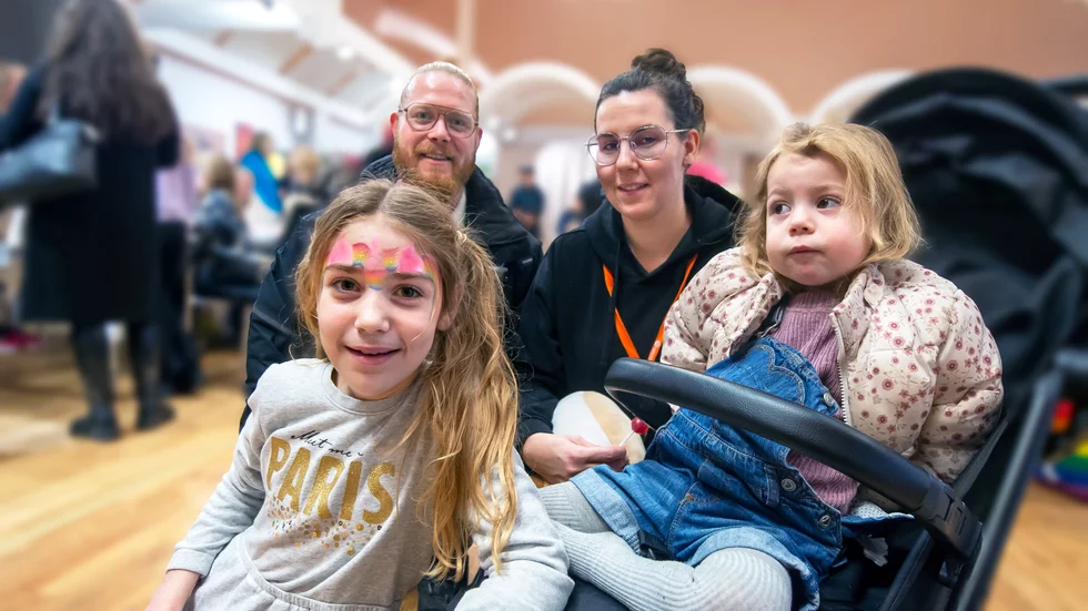 Efter nio månader med campingbil i Europa kom 10-åriga Benthe från Nederländerna med sin tv-kända familj till Överkalix. Nu är hon och lillasyster Sterre två av dem som gör att inflyttningen märks i skolan och förskolan. 
