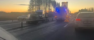 Just nu: Stopp på väg 97 på grund av olycka med två personbilar