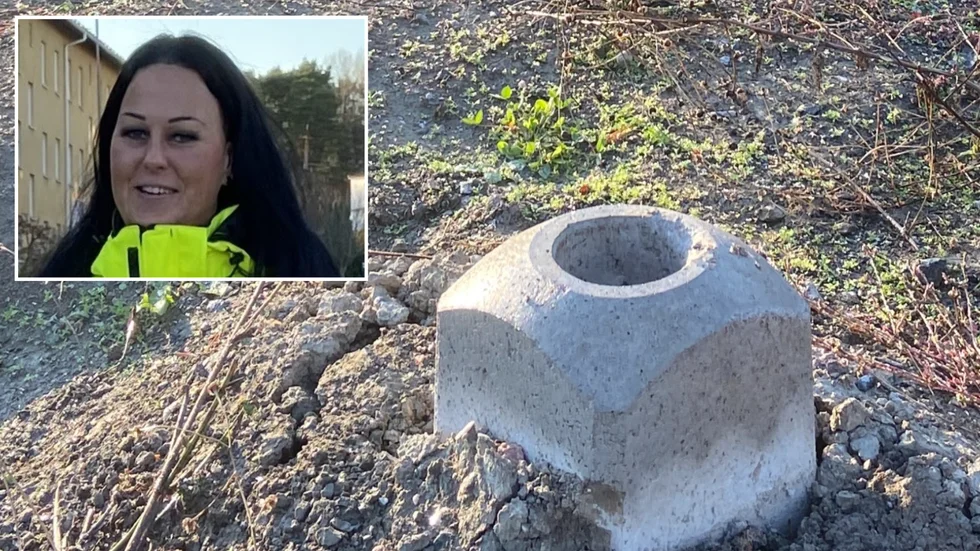 Maria Sigurd, trafikhandläggare på Strängnäs kommun, förklarar varför man tagit bort p-förbudsskylten vid Vasavallens nya parkering.