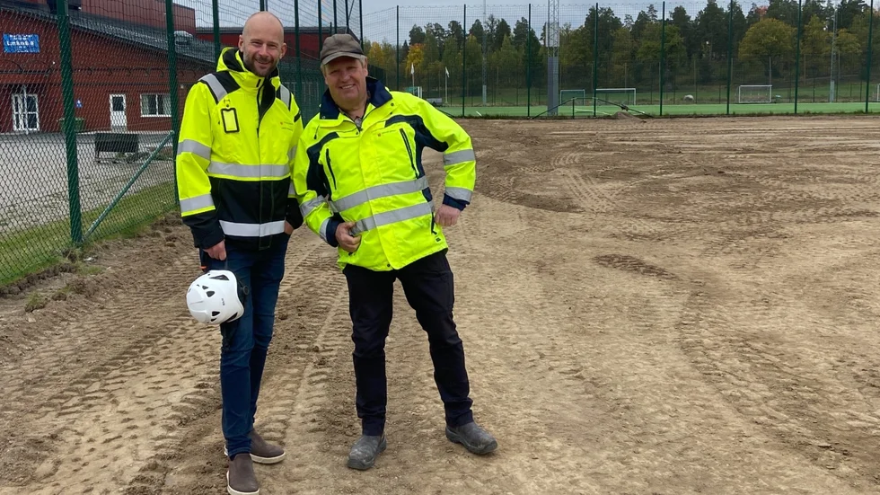 Erik Granbeck och Roland Åkesson från Strängnäs kommun på fotbollsplanen som ska byggas ut för elvamannaspel och dessutom få nytt gräs under hösten. Ett nytt bevattningssystem är också på gång.