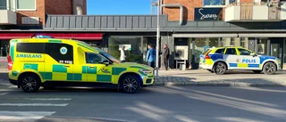 Man nedslagen på öppen gata utanför restaurang