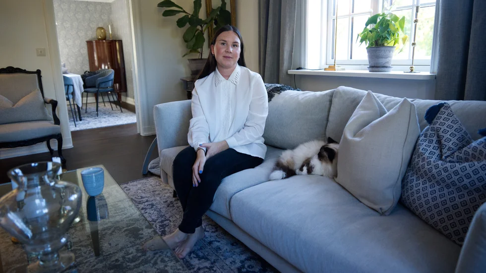Småbarnsföräldern Sara Svensson, 32, förlorar sitt arbete när Region Östergötland drar ner på personal.  