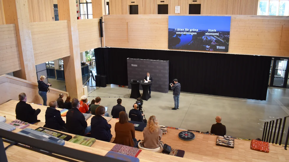 ”Tidigare har man följt praxis och beskrivit förändringar utifrån driftsramarna, medan detta år använder man ett mer svårtolkat begrepp som driftsutrymme för att framhäva en "satsning" som inte motsvarar verkligheten.”