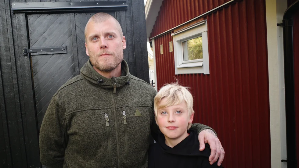 Även om vattnet är dyrt trivs Elias Lacanne och sonen Alexis i  familjens nya hus. 