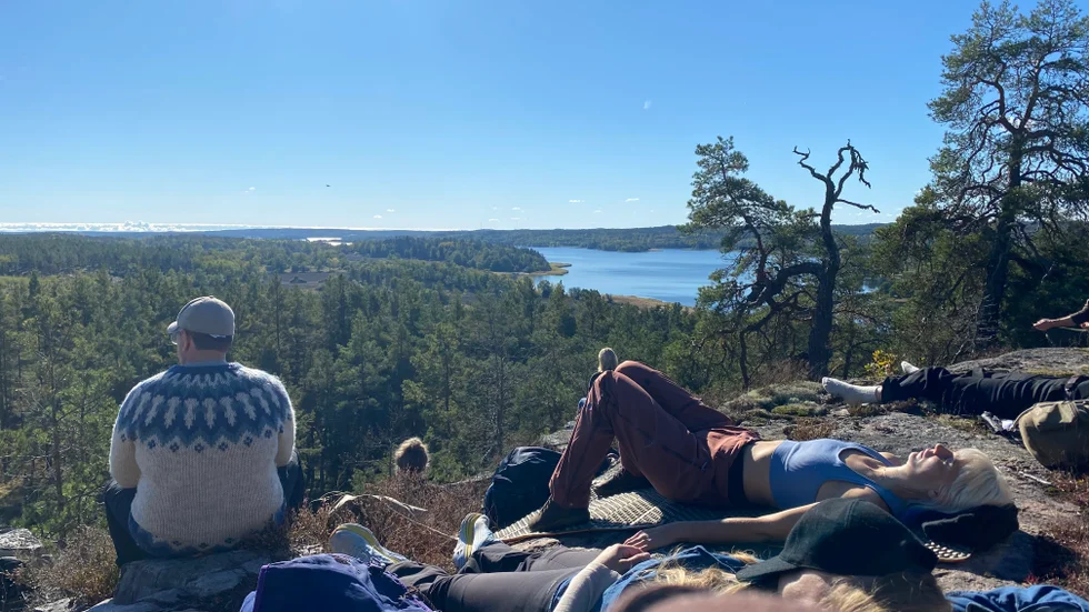 Högt upp på ett berg med milsvid utsikt över Gamlebyviken och skogen. Här samlas kursdeltagarna för en stunds meditation.