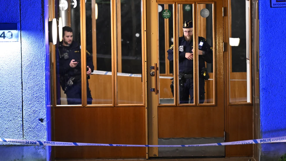 Polis på plats i Farsta efter en av onsdagskvällens två skjutningar i Stockholmsförorten.