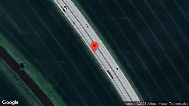 Ett körfält blockerat på grund av stillastående personbil på E4