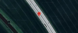 Ett körfält blockerat på grund av stillastående personbil på E4