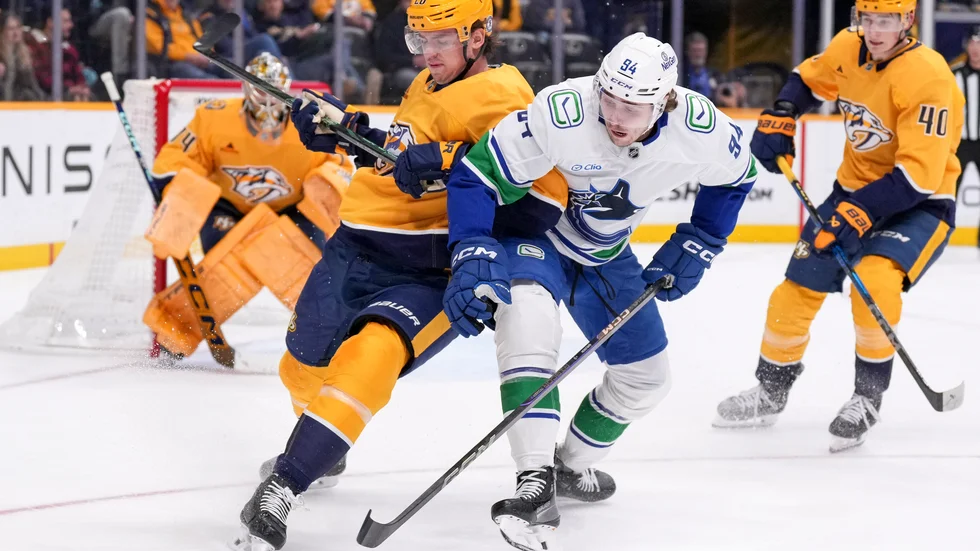 Vancouvers Linus Karlsson slåss om pucken med Nashvillebacken Justin Barron.