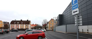 Här är parkeringen med 13 (!) skyltar – som säger exakt samma sak