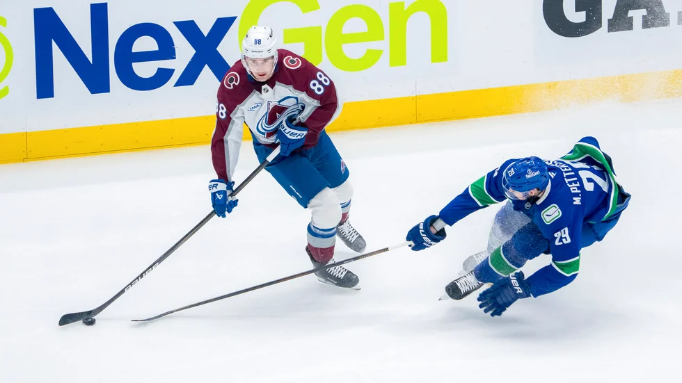 Både Marcus Pettersson, till höger, och Martin Necas, har varit del av uppmärksammande trejder i NHL den senaste tiden.