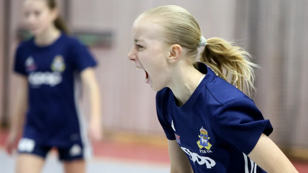 Signe Bobergs glädjeskrik efter ett av sina fyra finalmål. 12-åringen gjorde även fyra mål i semifinalen och tolv totalt (5 matcher).