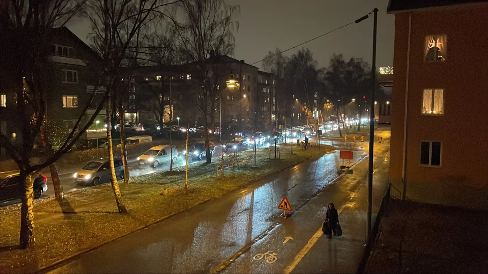 Väderkvarnsgatan i december, när den stängdes av mellan Vaksalagatan och Råbyvägen. Här ska kommunen bygga gång- och cykelväg, cykelparkering och planteringar. Gatan ska vara avstängd till september 2025.