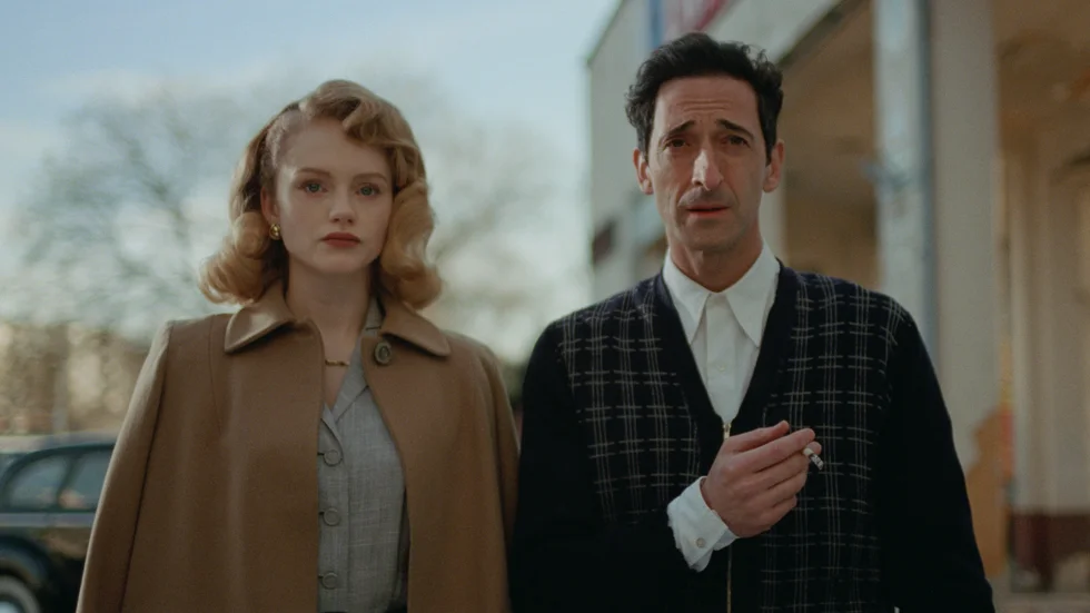 Makarna Erzsébet (Felicity Jones) och László (Adrien Brody) återförenas i USA tack vare en kulturmecenat som vill att László ska rita ett storslaget kulturcentrum.