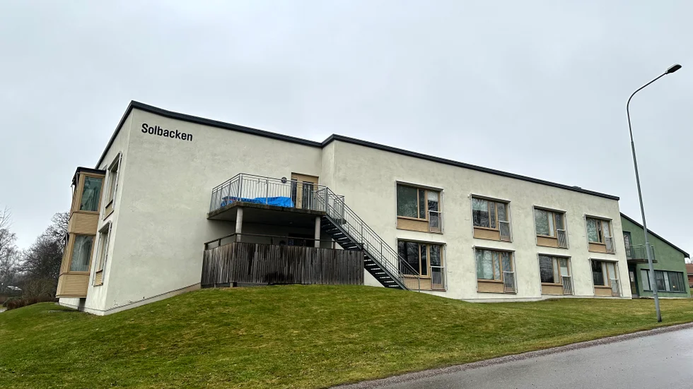 Solbackens äldreboende i Motala har ett bekräftat fall av skabb bland personalen och flera misstänkt smittade.