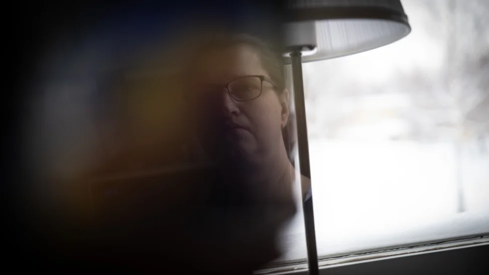 Piteå kommun väljer att neka dövblinda Evelina Lindberg både boendestöd och kontaktperson. Istället hänvisar kommunen återigen till vanlig hemtjänst, vars personal Evelina inte kan kommunicera med. Beslutet har väckt starka känslor och kritiseras nu hårt av Förbundet Sveriges Dövblinda.