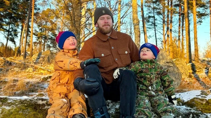 Stefan Kröller där han kanske trivs bäst: i naturen. Här tillsammans med barnen Frans (t v) och Falke. Nu gör han sin sista bandysäsong.