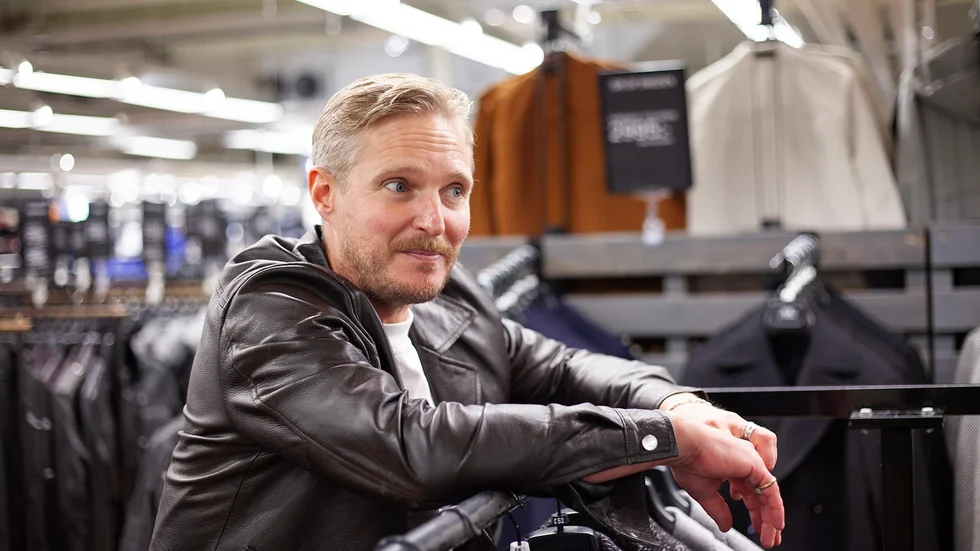"Vi hoppas och tror att det här ger oss en lojal kundkrets och det är också ett sätt att göra personal till säljare och inte expediter", säger John Nilsson Herrmann, vd på Vingåkers Factory Outlet, om satsningen på Personal Shopping.