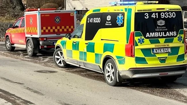 Räddningstjänst och ambulans på plats vid Strandvägen i Oxelösund.