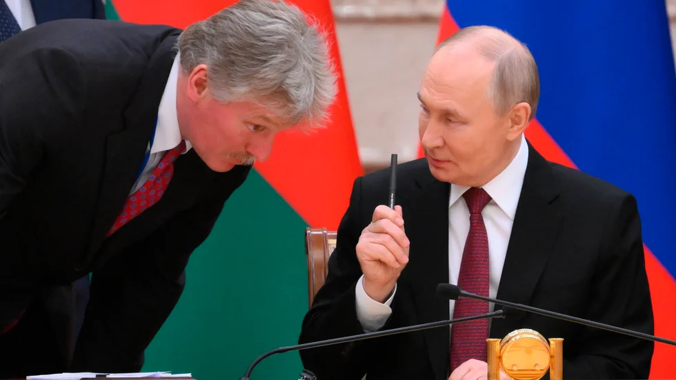 Vladimir Putin (till höger) med sin talesperson Dmitrij Peskov. Arkivbild.