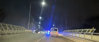 Två bilar kolliderade vid bro 