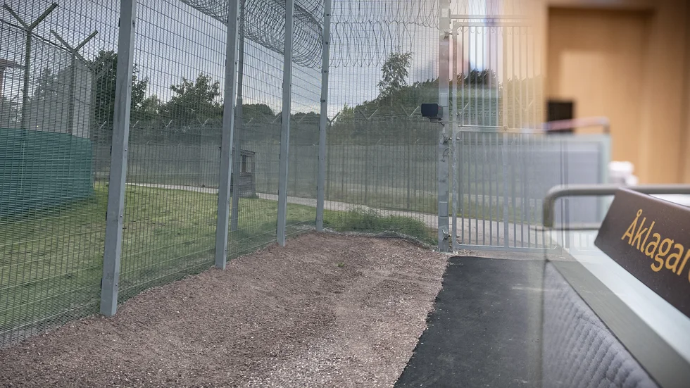 Hoten uttalades under tiden pojken satt på häktet på Arnö i Nyköping, med häktespersonal närvarande. Arkivbild/montage.