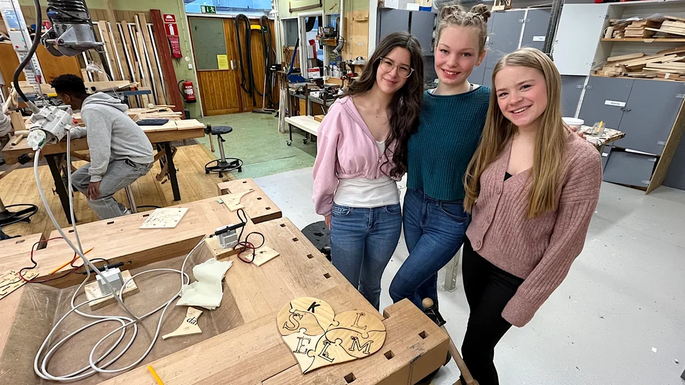 Liliana, Emma och Linnea har tillsammans med tre andra elever gjort ett hjärta i form av ett pussel.