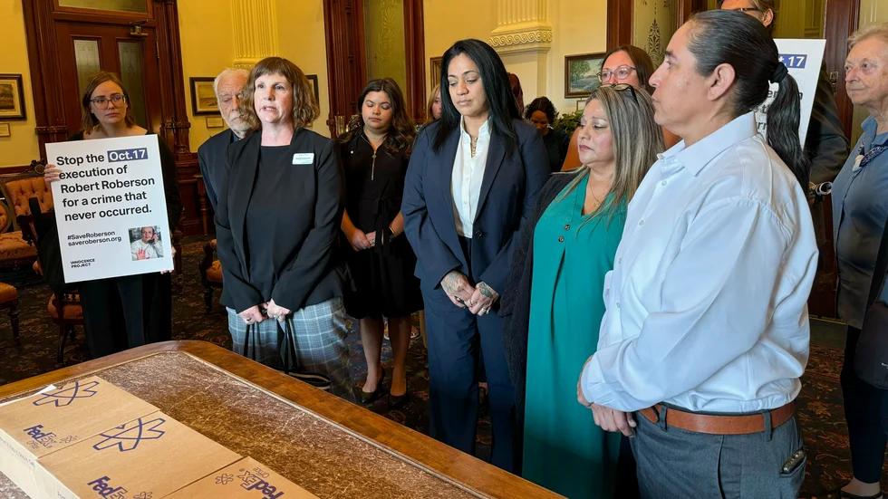 En grupp aktivister i Texas lämnade i onsdags lådor med namnunderskrifter till guvernör Greg Abbott i ett försök att hindra verkställandet av dödsstraffet mot 57-åringen.