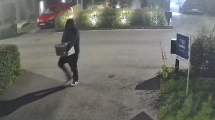 Här levererar den 23-årige Luleåbon bomben som tog livet av lärarstudenten Soha Saad, 24.