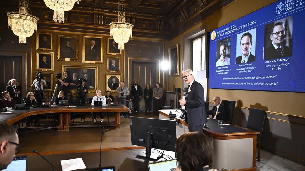 Här tillkännages Sveriges Riksbanks pris i ekonomisk vetenskap till Alfred Nobels minne 2024. Det går till Daron Acemoglu, Simon Johnson och James A Robinson.