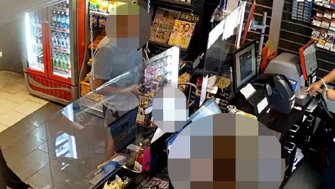 Den 61-årige mannen filmades av en övervakningskamera när han använde ett bankkort som tillhör en man i 90-årsåldern. (Bilden är hämtad ur förundersökningen.) 