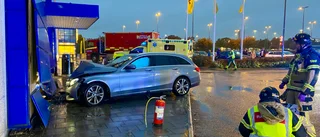 Bil körde in i butiksvägg – två till sjukhus