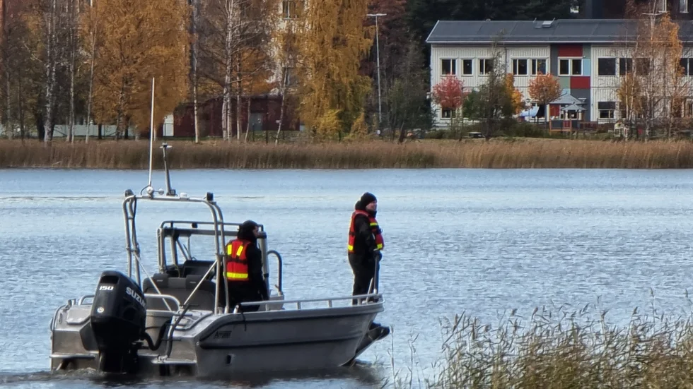 Polisen sökte efter den försvunne mannen kring Skurholmsfjärden och det var i det områden han senare påträffades avliden.