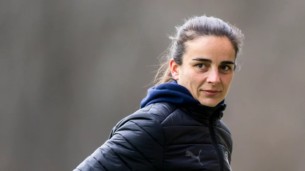Förra Linköpingsspelaren Renee Slegers tar över som tränare i engelska storklubben Arsenal, åtminstone tillfälligt. 