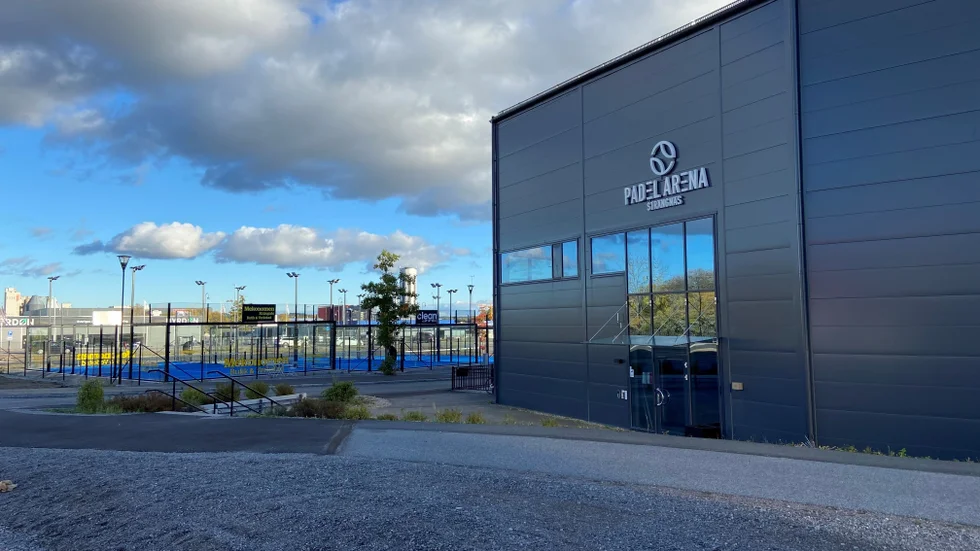 Den 30 september beslutade kommunfullmäktige att köpa padelhallen med tomträtt på Larslunda IP.